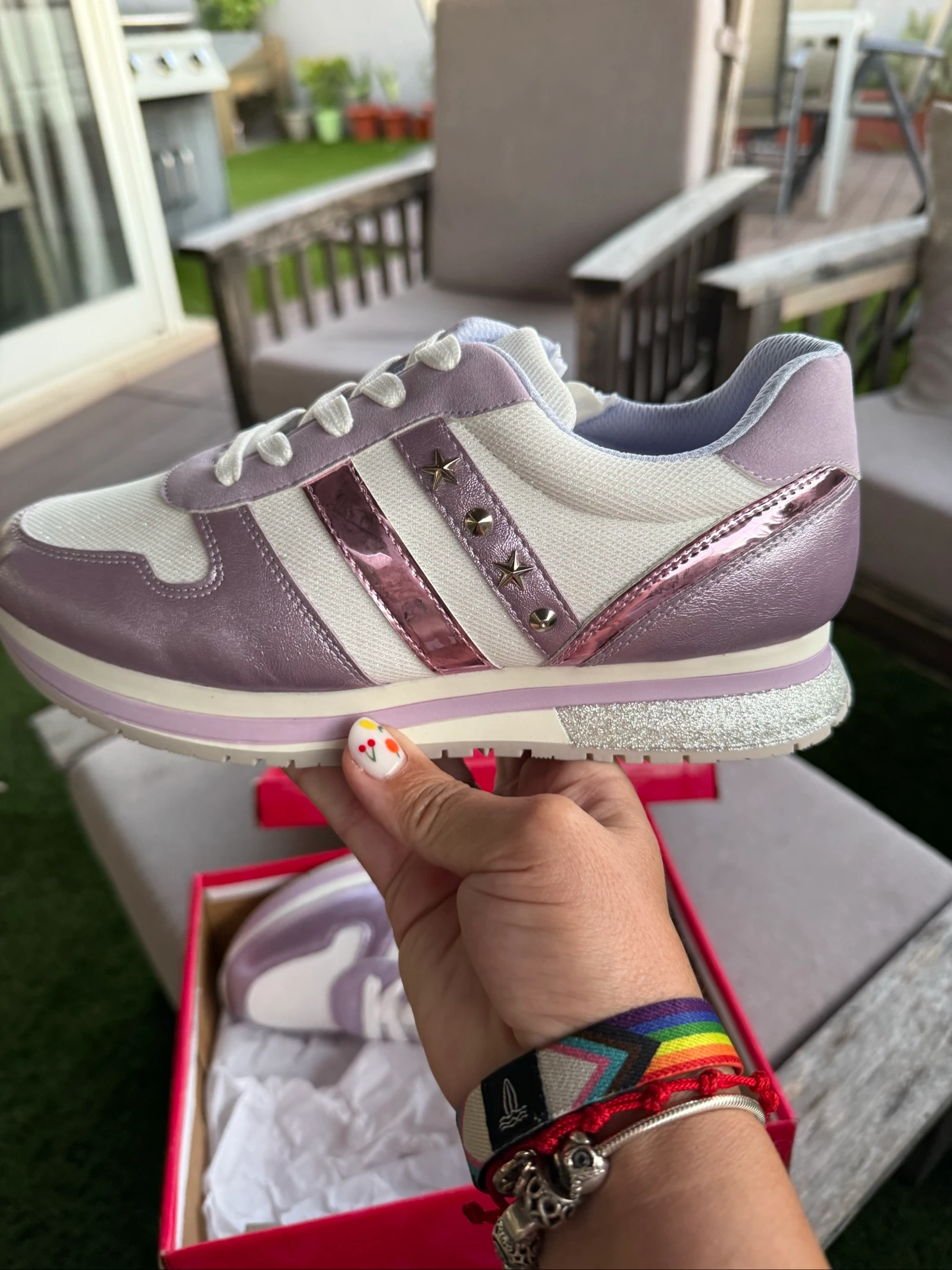 Zapatillas deportivas lila y blanco con detalles brillantes